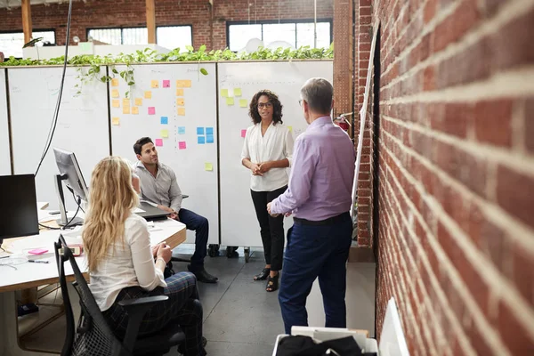 現代オフィスでアイデアを議論するクリエイティブチームミーティング — ストック写真