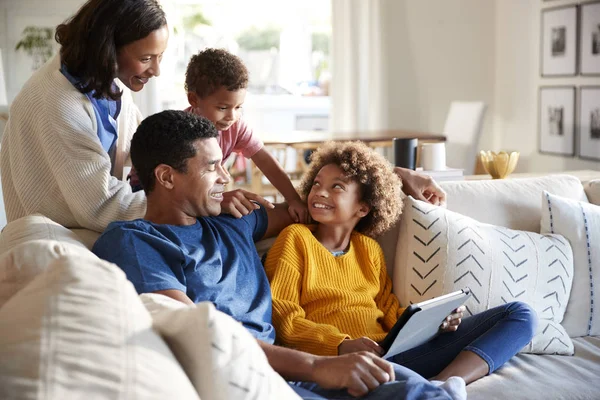 Vater Und Tochter Sitzen Mit Tablet Computer Auf Sofa Drehen — Stockfoto