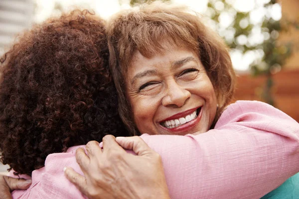 Senior Black Mum Her Middle Aged Daughter Embracing Outdoors Close — Stock Photo, Image