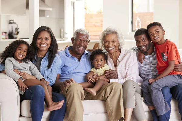 Retrato Família Multi Geração Que Senta Sofá Casa Que Sorri — Fotografia de Stock