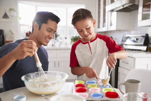 Pre Adolescente Niño Pie Mesa Cocina Haciendo Pasteles Con Padre —  Fotos de Stock