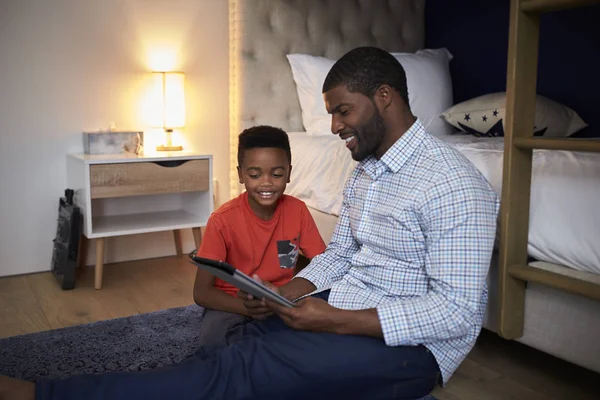 Pai Com Filho Sentado Quarto Jogando Jogo Tablet Digital Juntos — Fotografia de Stock