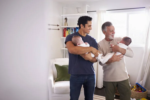 Jonge Spaanse Man Zijn Oudere Vader Houden Zijn Twee Kleine — Stockfoto