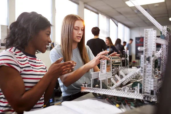 Två Kvinnliga Högskolestudenter Bygga Maskin Science Robotics Eller Ingenjörs Klass — Stockfoto