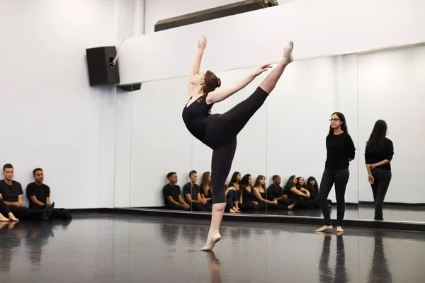 Female Ballet Student Performing Arts School Wykonuje Dla Klasy Nauczyciela — Zdjęcie stockowe