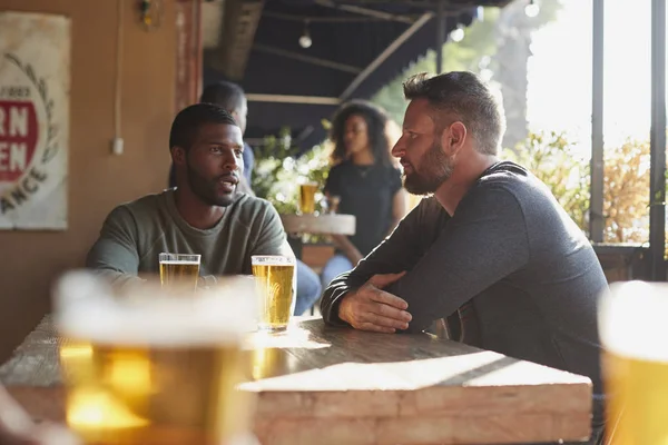 Dos Amigos Masculinos Reúnen Bar Deportivo Disfrutando Bebida Antes Del — Foto de Stock