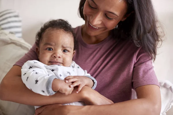 Primer Plano Joven Madre Adulta Raza Mixta Sosteniendo Bebé Sus — Foto de Stock