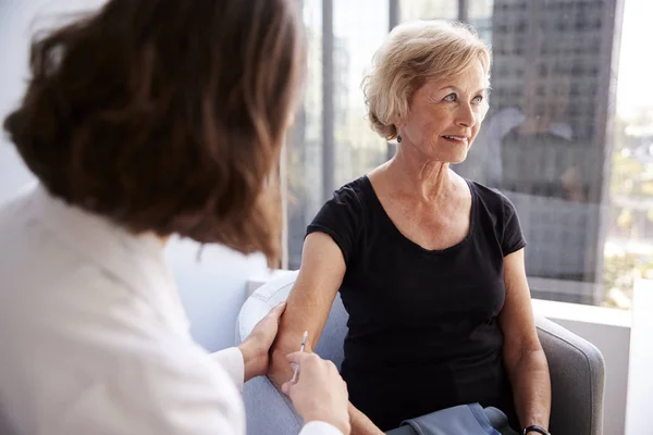 Senior Vrouw Wordt Gevaccineerd Met Griep Jab Door Vrouwelijke Arts — Stockfoto