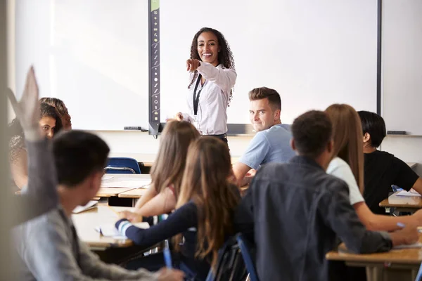 Profesora Secundaria Haciendo Preguntas Espera Una Lección Interactiva Enseñanza Pizarra —  Fotos de Stock