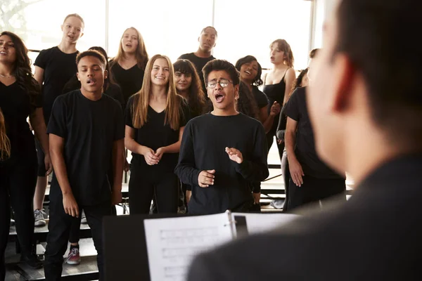 Studenti Sesso Maschile Femminile Che Cantano Coro Con Insegnante Alla — Foto Stock