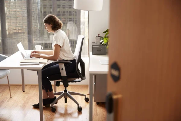Mujer Negocios Sentada Escritorio Trabajando Ordenador Portátil Una Oficina Moderna — Foto de Stock