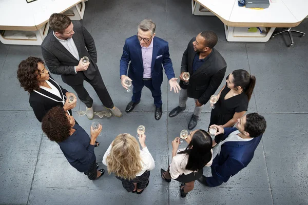 現代オフィスでシャンパントーストで成功を祝うビジネスチームのオーバーヘッドショット — ストック写真