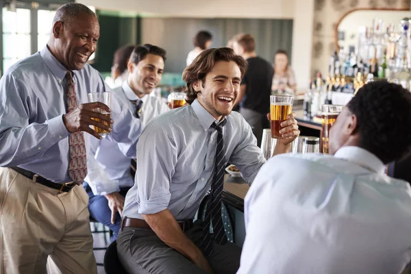 一群商人在酒吧工作后喝酒 — 图库照片