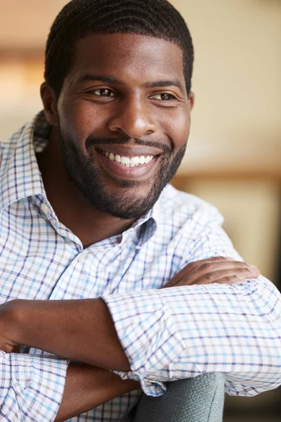 Sorrindo Homem Relaxante Sofá Casa — Fotografia de Stock