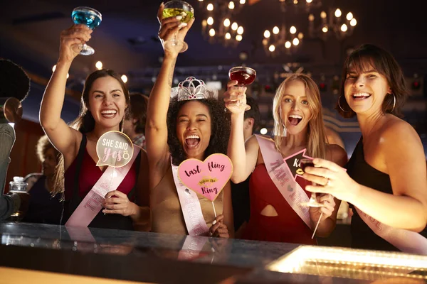 Група Жінка Friends Celebring Наречена Hen Вечірка Bar — стокове фото