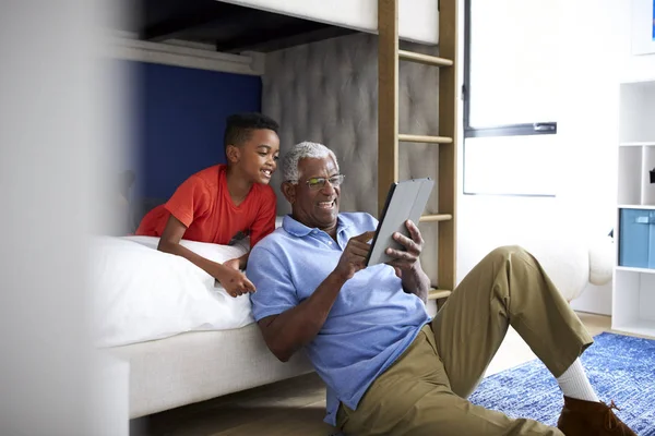 Büyükbaba Torunu Ile Birlikte Dijital Tablet Üzerinde Oyun Oynarken Yatak — Stok fotoğraf