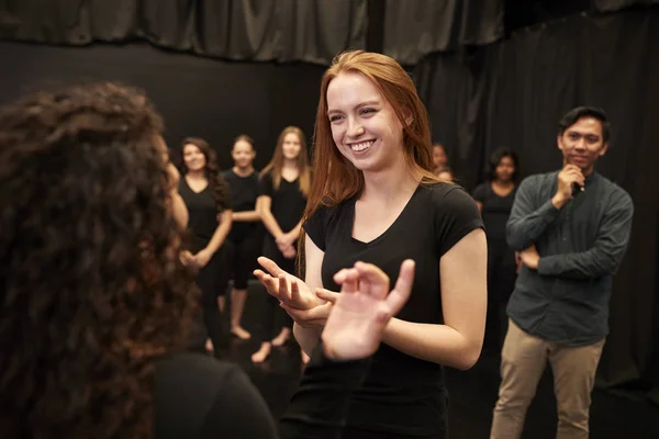 Stüdyo Doğaçlama Sınıfında Sahne Sanatları Okulunda Erkek Kadın Drama Öğrencileri — Stok fotoğraf