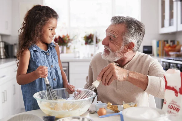 Jong Meisje Grootvader Maken Taart Mengsel Aan Keukentafel Lachen Naar — Stockfoto