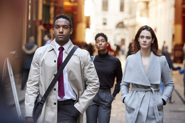 ロンドンの通りを歩くミレニアル世代のビジネスマン 正面から見て クローズアップ — ストック写真