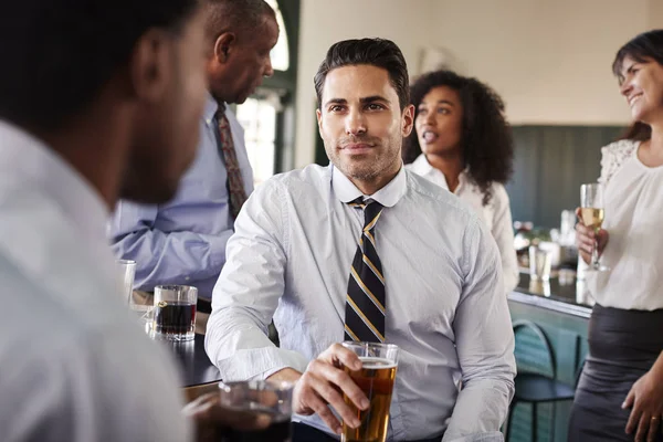 Dos Hombres Negocios Reúnen Para Después Las Obras Bebidas Bar — Foto de Stock