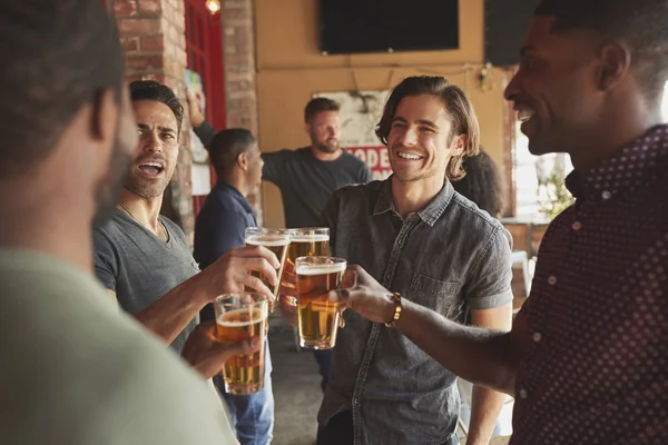 Grupo Amigos Masculinos Reunidos Bar Deportivo Haciendo Tostadas Juntos — Foto de Stock