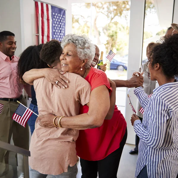 Mujer Negra Mayor Abrazando Nieto Fiesta Familiar Del Día Independencia — Foto de Stock