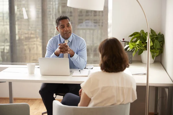 Manlig Finansiell Rådgivare Moderna Kontor Sitter Vid Skrivbord Möte Kvinnliga — Stockfoto