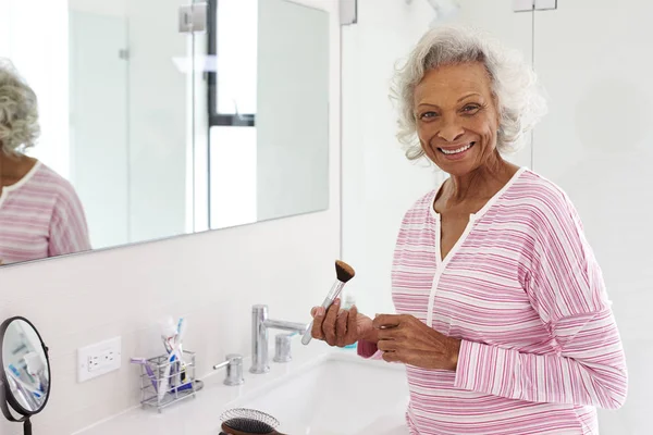 Porträtt Senior Kvinna Badrum Sätta Smink — Stockfoto