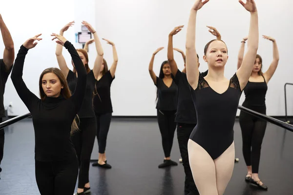 Estudiantes Masculinos Femeninos Escuela Artes Escénicas Ensayando Ballet Estudio Danza — Foto de Stock