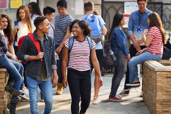 Grupo Estudantes Universitários Sorridentes Masculinos Femininos Caminhando Conversando Fora Prédio — Fotografia de Stock