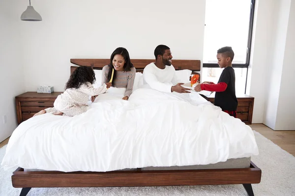 Barn Föra Föräldrar Frukost Sängen För Att Fira Mödrar Dag — Stockfoto