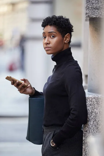 Mujer Adulta Joven Parada Una Calle Londres Usando Smartphone Mirando —  Fotos de Stock