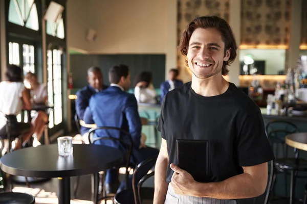 Porträtt Leende Servitör Stående Café Bakgrund — Stockfoto