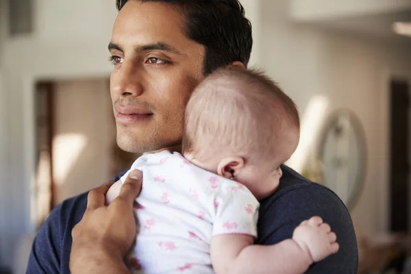 千禧年西班牙裔父亲抱着他刚出生的儿子靠近他的胸部 头部和肩膀 — 图库照片