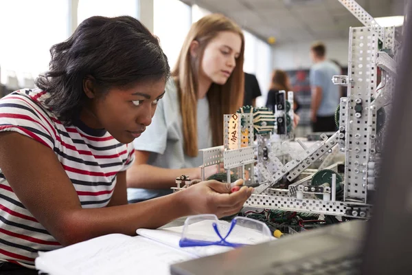 科学ロボティクスや工学の授業で機械を作る女子大生2人 — ストック写真