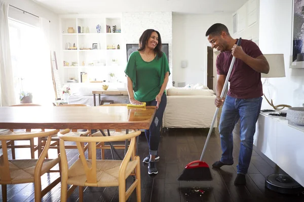 Millennial Hombre Barriendo Suelo Comedor Mientras Compañero Pie Hablando Con —  Fotos de Stock