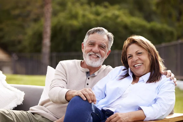 Yaşlı Çift Kamera Görünüme Gülümseyerek Bahçede Bir Koltukta Birlikte Oturan — Stok fotoğraf