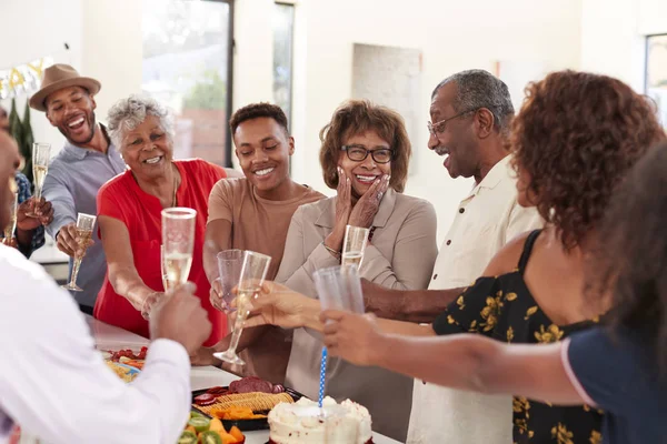 Tre Generationens Svart Familj Raising Glas Champagne Fest Hemma Närbild — Stockfoto