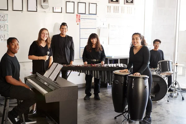 Retrato Estudantes Escola Artes Cênicas Tocando Banda Ensaio Com Professor — Fotografia de Stock