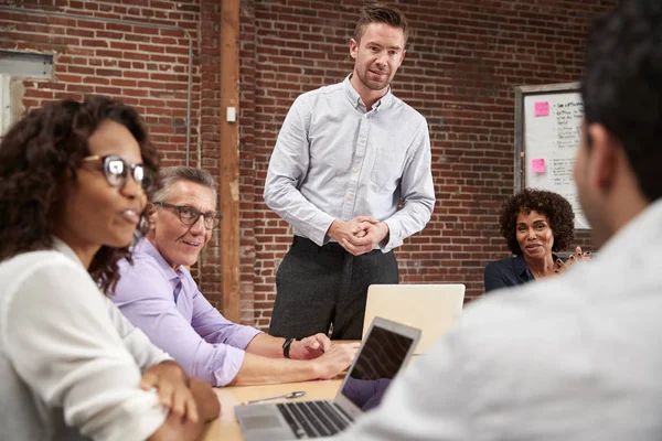 Jungunternehmer Steht Und Leitet Büro Treffen Tisch — Stockfoto