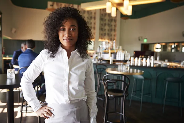 Kvinnlig Chef För Upptagen Cocktail Bar Restaurang Med Kunder — Stockfoto