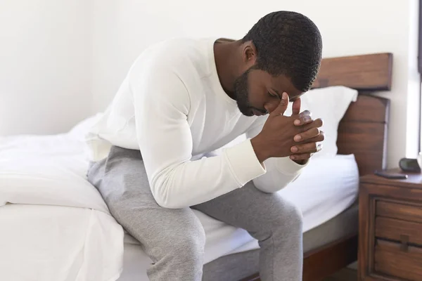 Deprimido Hombre Buscando Infeliz Sentado Lado Cama Casa Con Cabeza — Foto de Stock