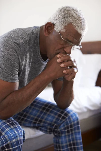 Depresja Starszy Mężczyzna Szuka Nieszczęśliwy Siedzi Boku Łóżka Domu Głową — Zdjęcie stockowe