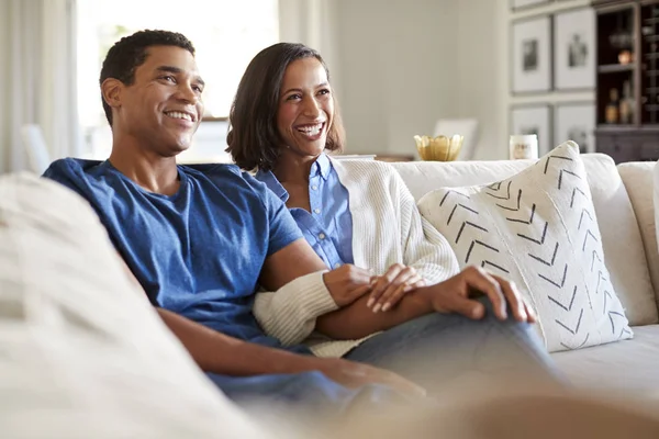 Glücklich Gemischte Rasse Millennial Paar Sitzt Auf Dem Sofa Ihrem — Stockfoto