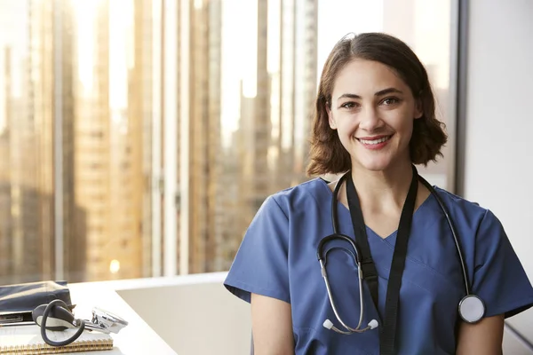 Portret Uśmiechnięta Kobieta Doktor Noszenie Scrubs Stetoskop Szpitalu Office — Zdjęcie stockowe