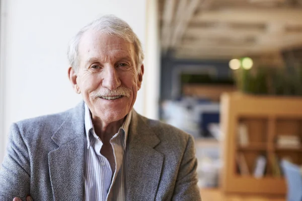 Portrait Homme Affaires Âgé Souriant Dans Bureau Moderne Debout Près — Photo