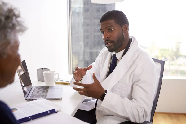 Sênior Mulher Reunião Com Médico Masculino Cirurgião Cosmético Escritório — Fotografia de Stock