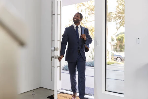 Бізнесмен Одягнений Костюм Відкриває Двері Повертаючись Додому Роботи — стокове фото