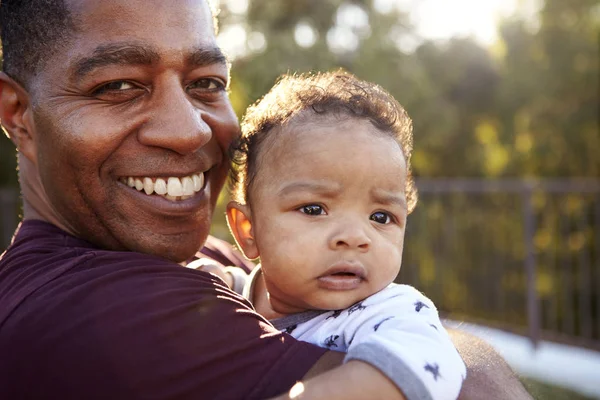 Orgulhoso Avô Milenar Jardim Segurando Seu Neto Três Meses Sorrindo — Fotografia de Stock