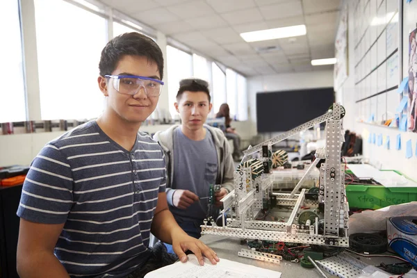 Retrato Dos Estudiantes Universitarios Varones Que Construyen Máquina Robótica Científica —  Fotos de Stock